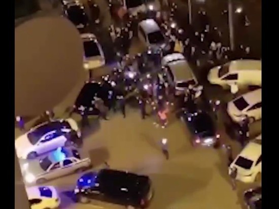 В Бутово закатили массовую уличную гулянку "стоп коронавирус"