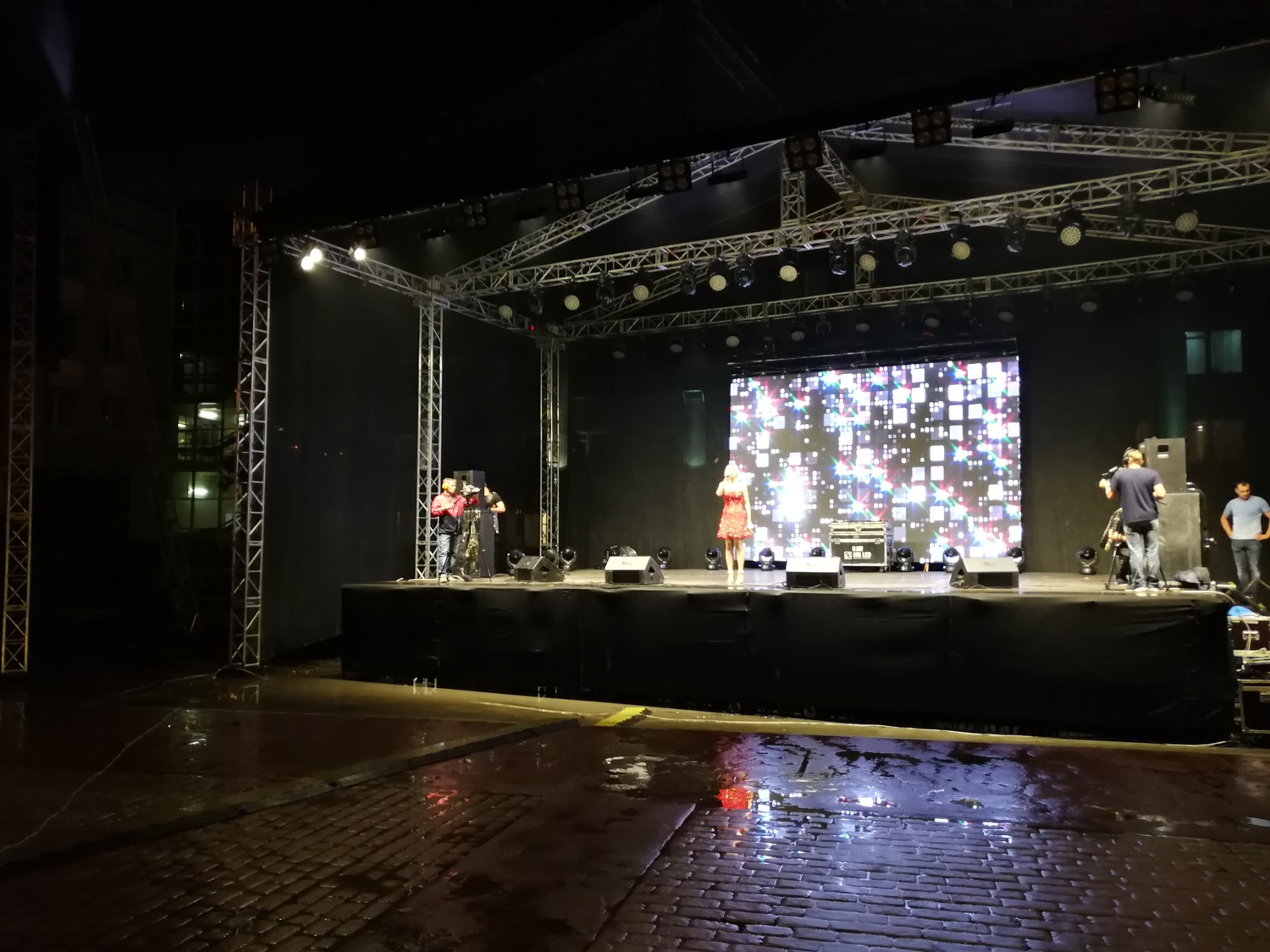 В эти минуты в Каменске-Уральском выступает Натали — уже прозвучала легендарная песня «Ветер с моря дул», горожане пели ее громче артистки!