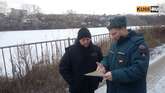 «Держите голову высоко и постоянно зовите на помощь» Спасатели Каменска-Уральского рассказали, как вести себя, если под вами проломился лед