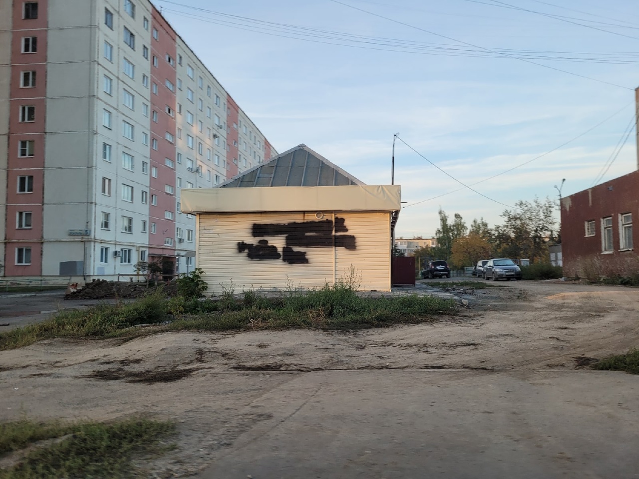 В Каменске-Уральском ларёк помешал ремонту коммуникаций 