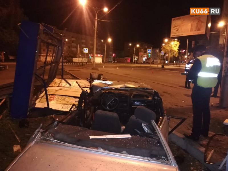 "В салоне находилось 6 человек". В Каменске-Уральском утром задержали виновника ДТП, который снес остановку