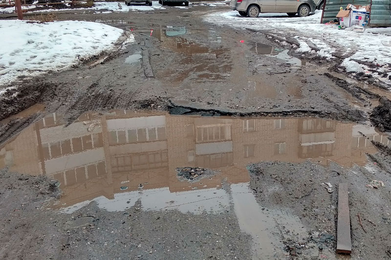 Коммунальщики объявили лужам бой в Каменске-Уральском: находят проблемные точки, затем откачивают, но лишь там, где глубина выше 15 см