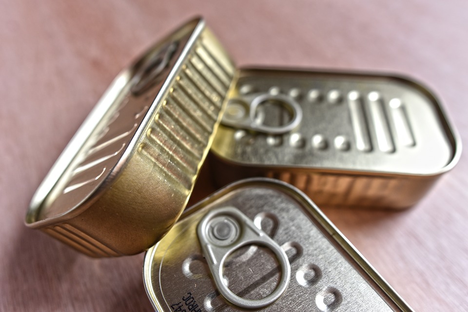 В России стали массово подменять сайру в консервах