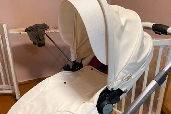 У молодой мамы в Каменске-Уральском неизвестный из подъезда похитил коляску