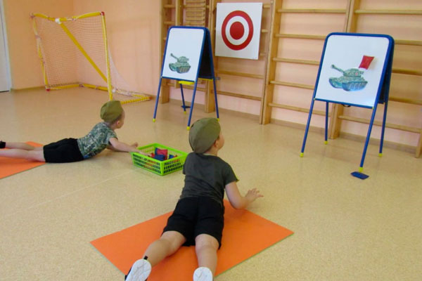 Детсадовцы в Каменске-Уральском учились уничтожать противника гранатами, «проходили» полосу препятствий и… маршировали с песней