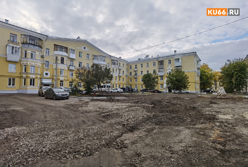 Каменцы, год прождавшие благоустройства двора и решившие потратить на него свои деньги, успели пожалеть о затее — живут «по колено» в грязи Каменцы, год прождавшие благоустройства двора и решившие потратить на него свои деньги, успели пожалеть о затее — живут «по колено» в грязи