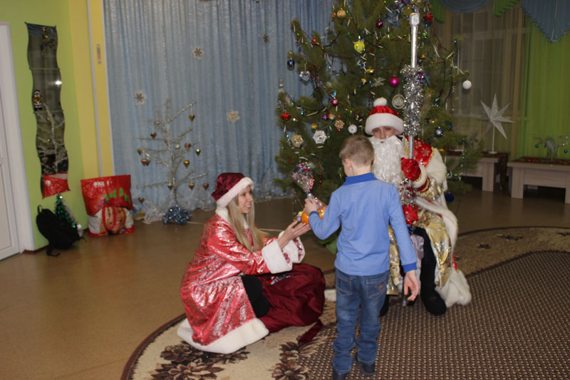 Осужденные из колонии № 47 связали шарфы и варежки, а также приобрели сладости для малышей из детского дома Каменска-Уральского