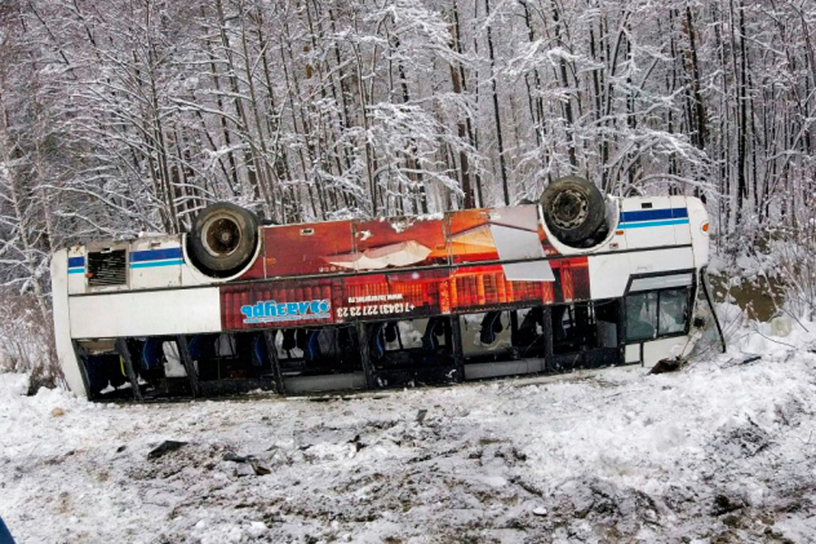 Под Екатеринбургом в снегопад опрокинулся рейсовый автобус, есть пострадавшие