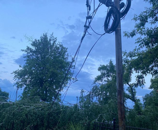В Каменске-Уральском затопило транспорт и оборвало электрические сети. Видео | В Каменске-Уральском затопило транспорт и оборвало электрические сети