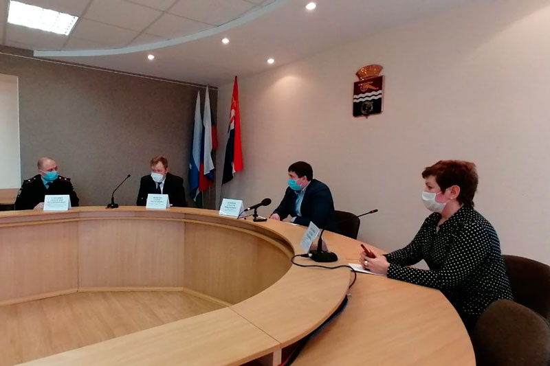 Для волонтеров-медиков в радиотехникуме Каменска-Уральского печатают наушники на 3D-принтере, а в город приехали четыре петербуржца