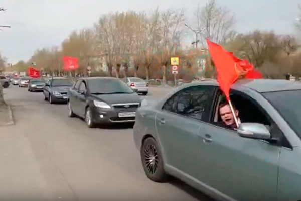 Ради тех, кто трудился в советские годы. Коммунисты устроили автопробег из 14 машин в Каменске-Уральском в честь Первомая