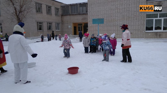 В библиотеке Каменска-Уральского встречают масленицу шуткой и забавой: главные «заводилы» праздника – Весна, Блиночек и Снеговик