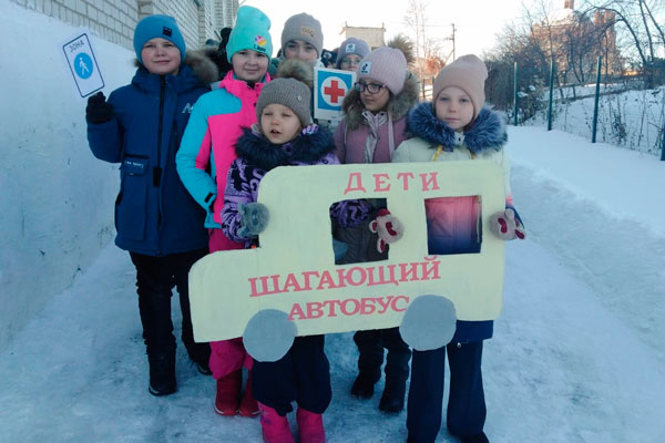 «Шагающий автобус». Юные пешеходы изучают организацию дорожного движения в микрорайонах своих школ