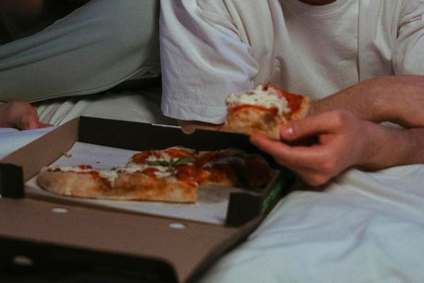 Названы распространенные вечерние привычки, которые могут навредить