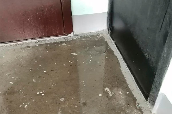 В доме по ул. Лермонтова в Каменске вода с крыши течет в квартиру — разбухли двери, отваливаются обои. Никто ничего сделать не может...