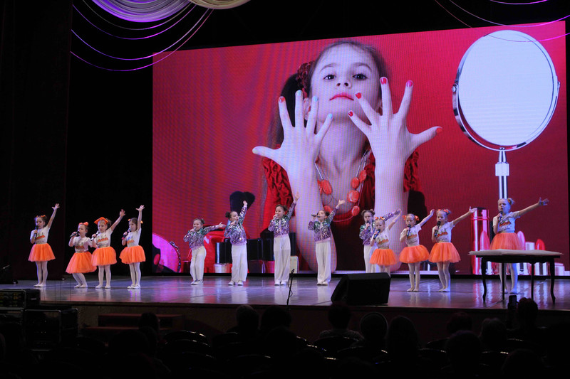 «В Каменске-Уральском живут самые прекрасные, умеющие все...». Как чиновники и творческие коллективы поздравляли женщин в СКЦ