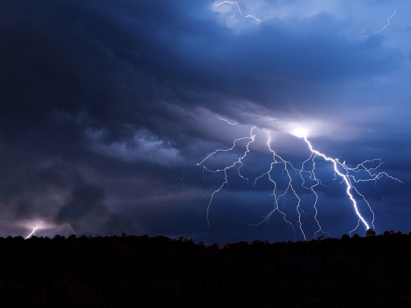 Холода, ливни и грозы продолжаются: над Свердловской областью завис мощный циклон «Отилия» | Циклон «Отилия» принес с собой на Урал затяжные дожди с грозами
