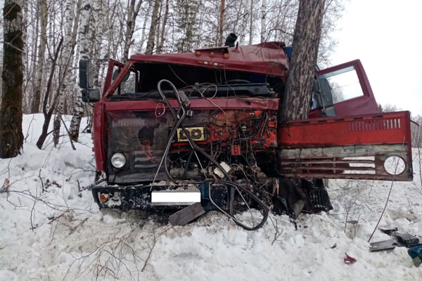 Сотрудники Госавтоинспекции разбираются в обстоятельствах ДТП, в результате которого пострадал водитель «КАМАЗа»