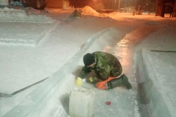 «Рекомендовали бы всей бригаде прокатиться». У жителей Каменска-Уральского много претензий к качеству ледяных горок в елочных городках