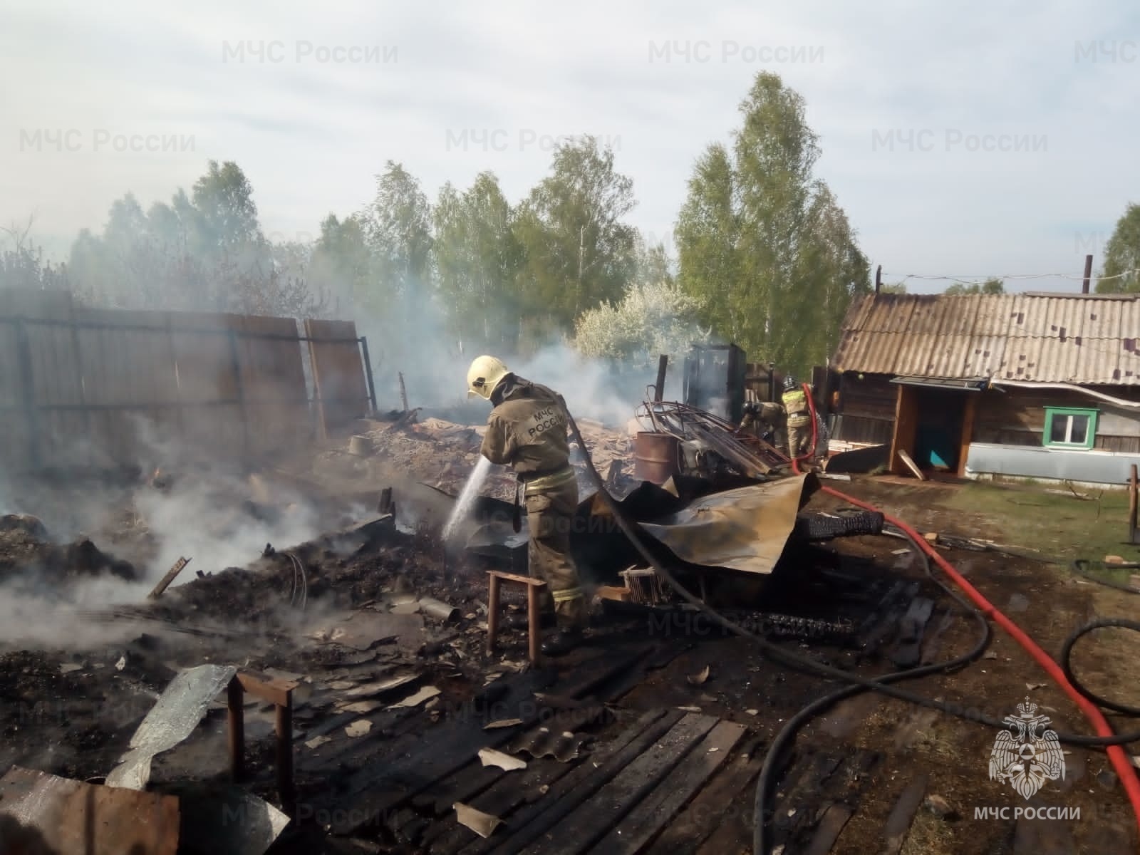 Под Каменском-Уральским огонь повредил дом и постройки