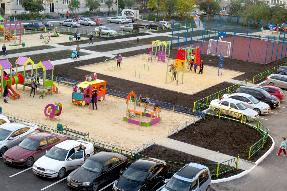 «Здесь нет ощущения, что где-то кого-то ущемили»: двор в Каменске-Уральском, который обустраивали с начала лета, сдали в эксплуатацию