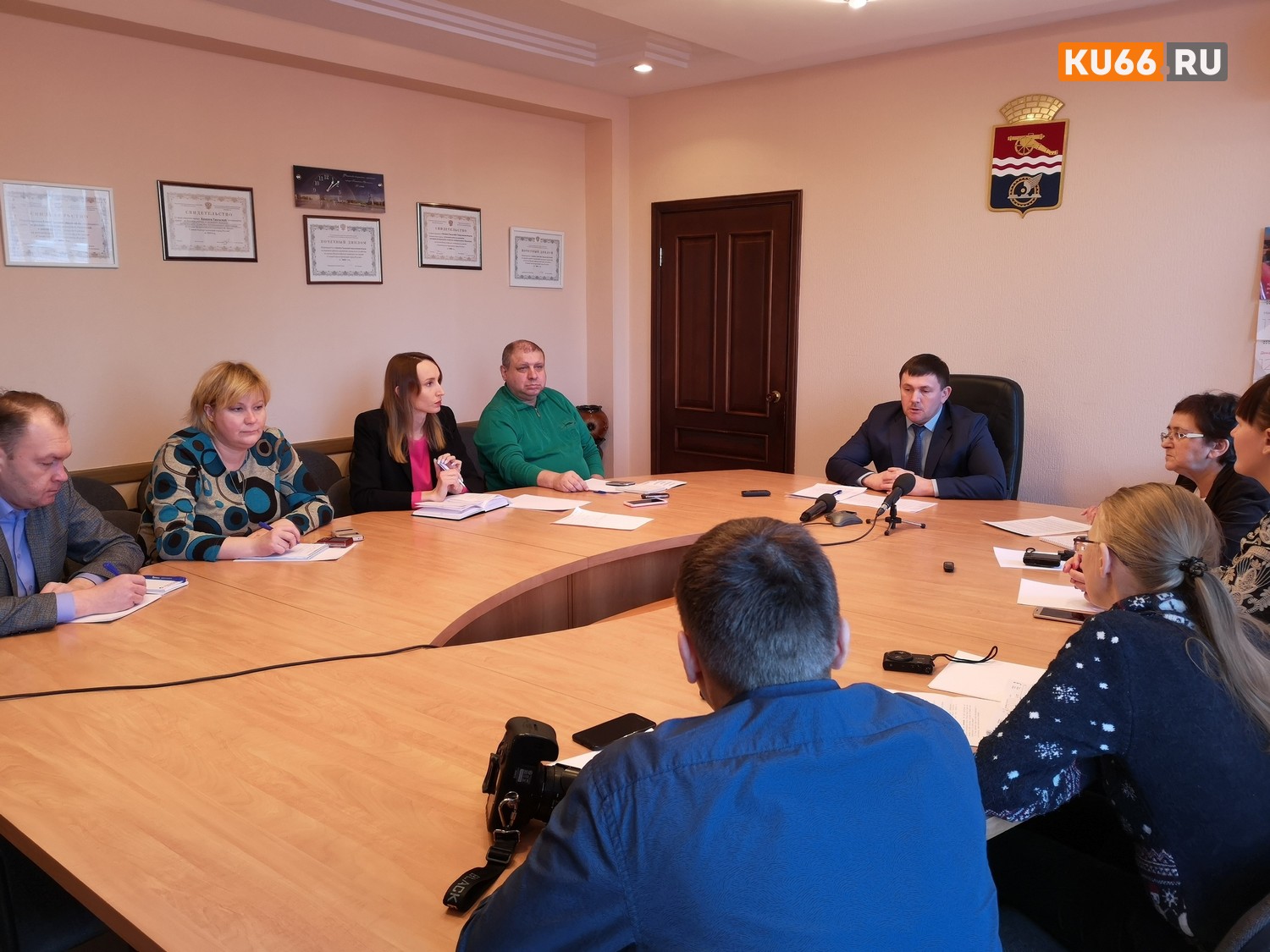 «Мы столицей себя не позиционируем». Мэр Каменска-Уральского подвел итоги года - говорил о серьезном, но заставил журналистов и посмеяться