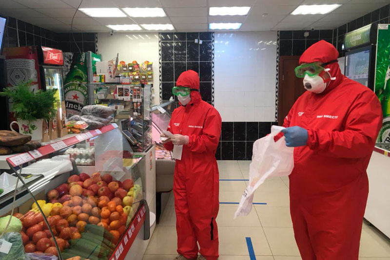 Волонтеры ежедневно выполняют заявки жителей дома по ул. 1 Мая в Каменске-Уральском — многоквартирник «сидит» на строгом карантине