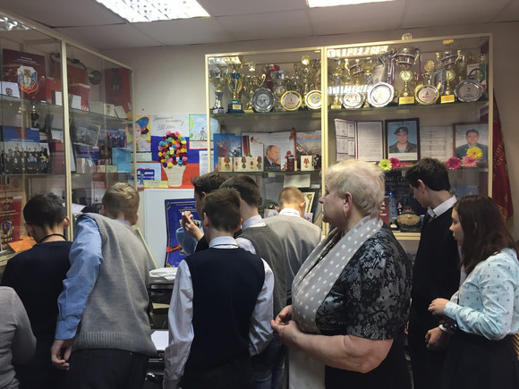 Эксперт-криминалист рассказал школьникам Каменска-Уральского о содержимом чемоданчика, после чего те снимали друг у друга отпечатки пальцев