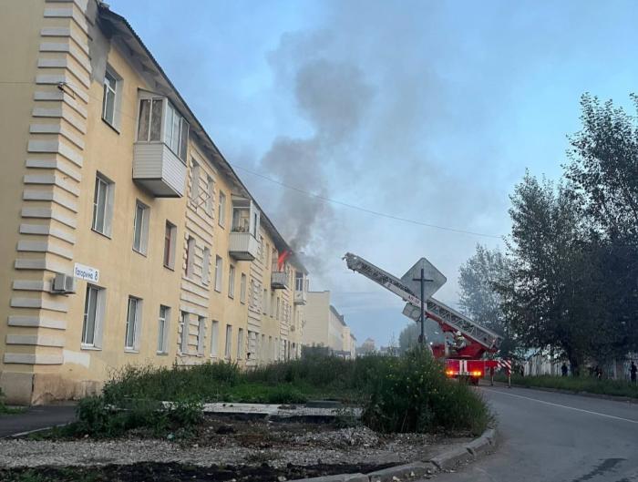 «Вытащили двух пьяных мужчин»: в Каменске-Уральском вспыхнул пожар в квартире на улице Гагарина | В Каменске-Уральском произошёл пожар в квартире на улице Гагарина