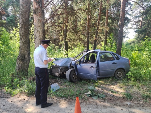 Была пьяна? Сотрудники ГИБДД выясняют обстоятельства ДТП, в результате которого пострадала женщина-водитель автомашины «Лада-Калина»