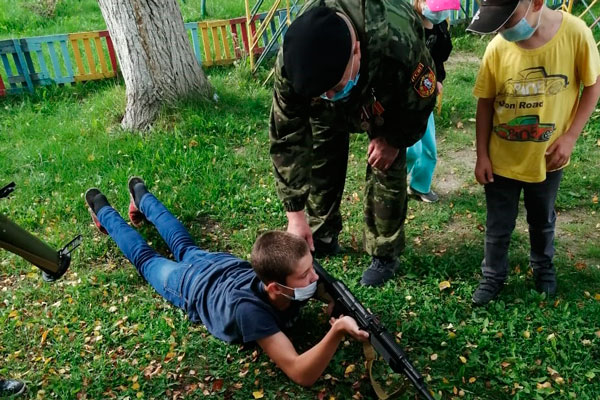 Полицейские-кинологи со служебными собаками и оружием «нагрянули» в реабилитационный центр несовершеннолетних Каменска-Уральского