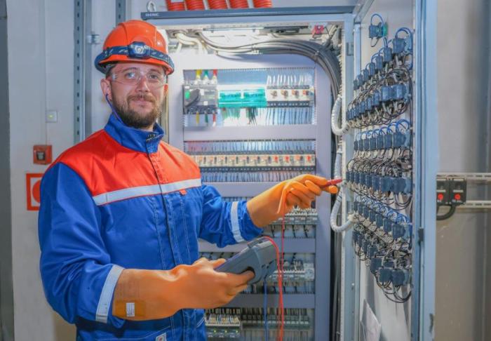 Электромонтер из Каменска-Уральского обошёл лучших и победил на областном конкурсе | Михаил Невьянцев с СинТЗ стал лучшим электромонтером на конкурсе «Славим человека труда!»