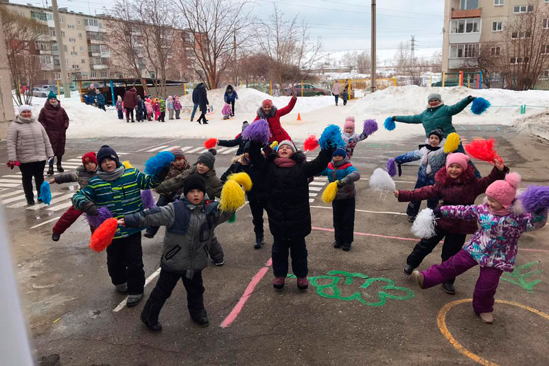 Состязались в ловкости, быстроте и силе. В детсаду в Каменске-Уральском малышня вместе с родителями играла в военно-спортивную «Зарничку» Состязались в ловкости, быстроте и силе. В детсаду в Каменске-Уральском малышня вместе с родителями играла в военно-спортивную «Зарничку»