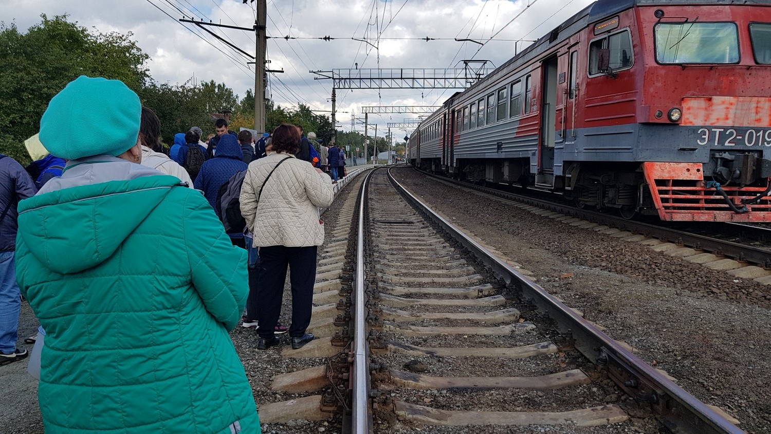 Пакет, оставленный кем-то в электричке «Екатеринбург - Каменск», напугал пассажиров. Движение остановили, пока не выяснили: внутри - яблоки