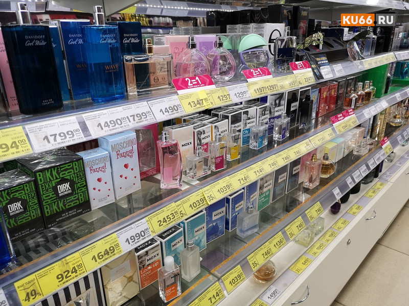 В Каменске-Уральском полиция разыскивает воришек, похитивших из магазина шесть флаконов дезодоранта и десять бутылок шампуня