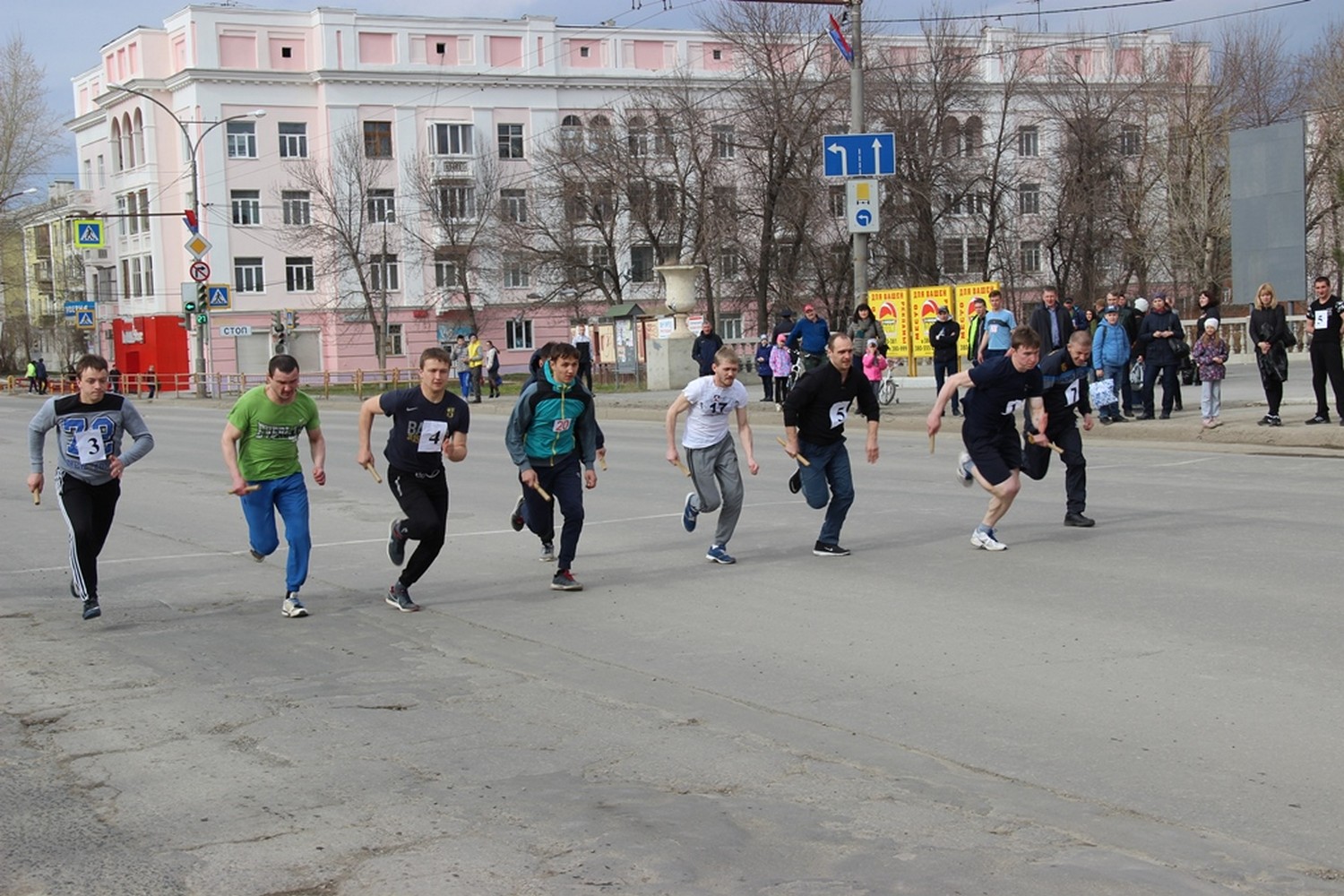 «Бодрости духа и удачи!» - пожелали чиновник и руководителям участникам «победной» эстафеты УАЗа в Каменске-Уральском. Кто на пьедестале?