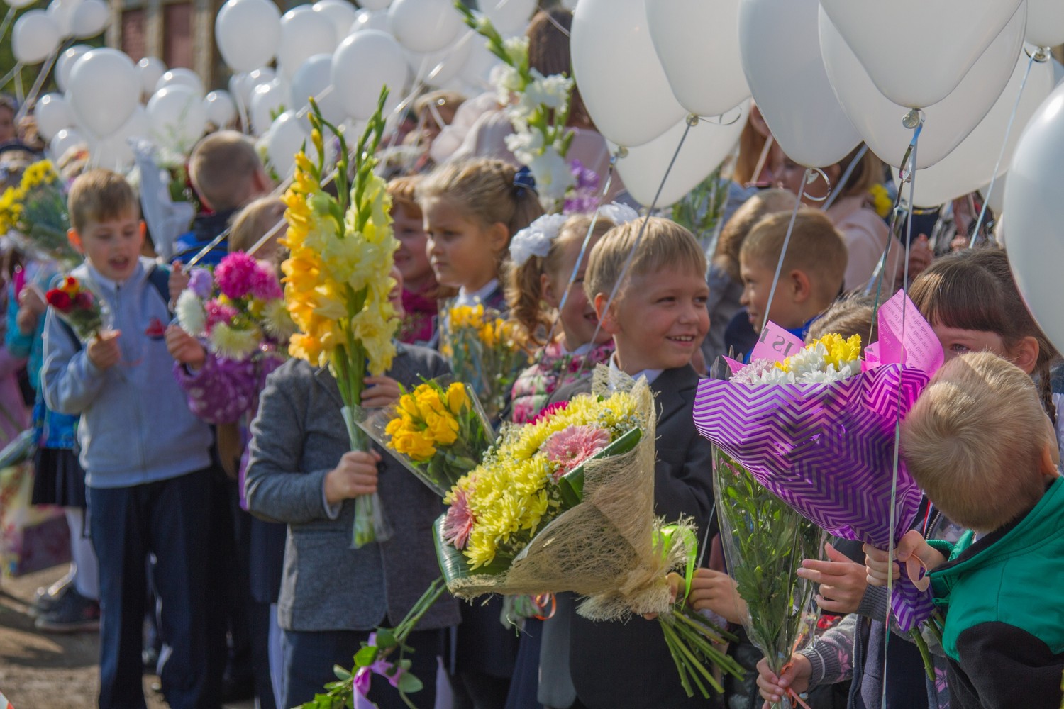 Чаепитие и сертификаты на игру в боулинг получили в подарок первоклашки, которые будут учиться в подшефных СинТЗ Каменска-Уральского школах