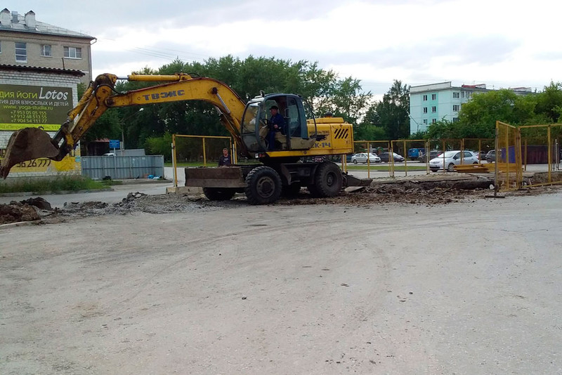 Между ТРЦ «Октябрьский» и домом по пр. Победы, 11 в Каменске-Уральском коммунальщики закрывают проезд на плановую замену труб