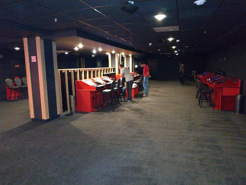 Доигрались. В цокольном этаже ТЦ «Коллизей» в Каменске-Уральском полицейские «накрыли» незаконное казино с 20 автоматами