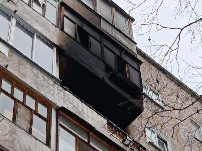 В Екатеринбурге в жилом доме прогремел хлопок и вспыхнула квартира: МЧС заявило, что это не газ | Причину хлопка в екатеринбургской многоэтажке выясняют эксперты