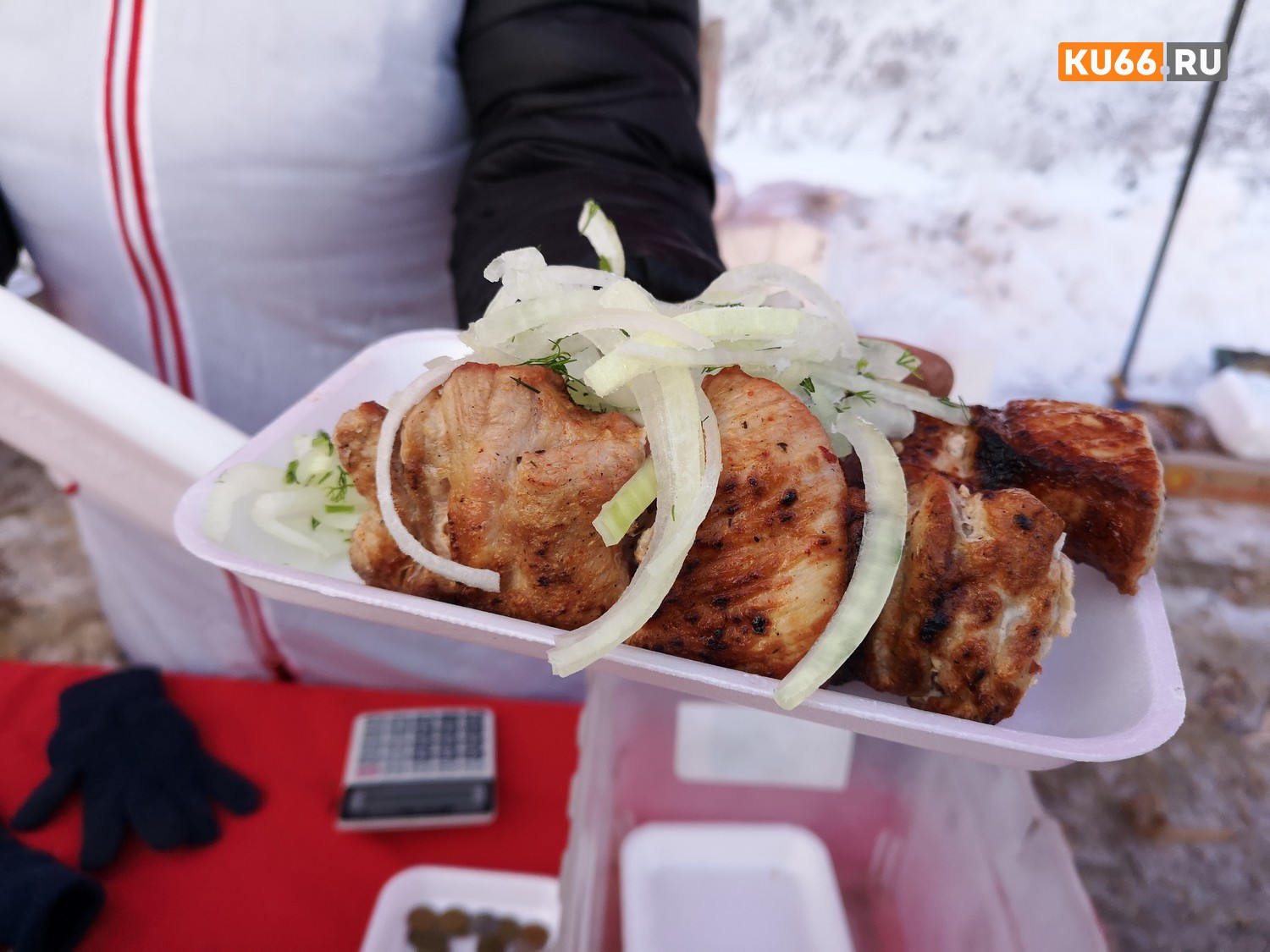 От бутербродов и шашлыка с луком слюнки текут... Чем кормят и поят тех, кто приходит посмотреть на мотогонки в Каменске-Уральском?