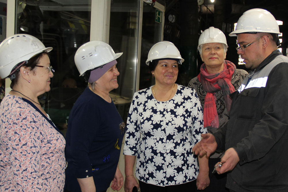 Красногорская ТЭЦ в Каменске отмечает 80-летний юбилей: в честь круглой даты сюда пришли десятки ветеранов – всех встретили радушно!