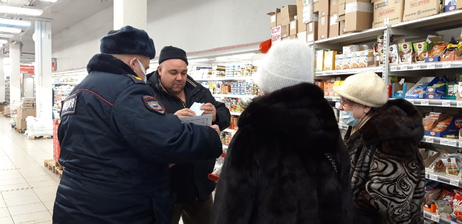 Люди так хорошо отдыхают, что носить маски забывают. Санэпидемиологические рейды в Каменске-Уральском продолжаются и в каникулы...