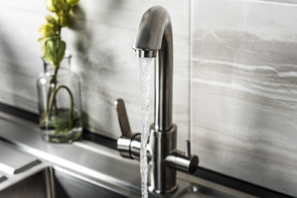 Каменцы вновь массово пожаловались на желтую и вонючую воду в домах