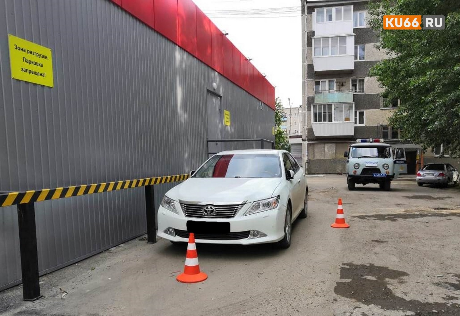 Полицейские ищут неизвестного автомобилиста - он ударил у дома по ул.Мичурина в Каменске-Уральском припаркованную Тойота Камри и скрылся