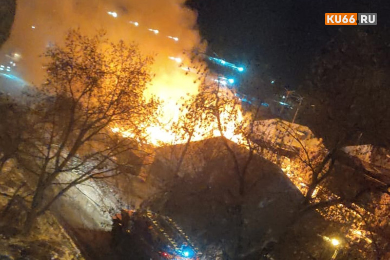 Накануне вечером в Каменске-Уральском в крупном пожаре сгорели частный жилой дом на две семьи и гаражи