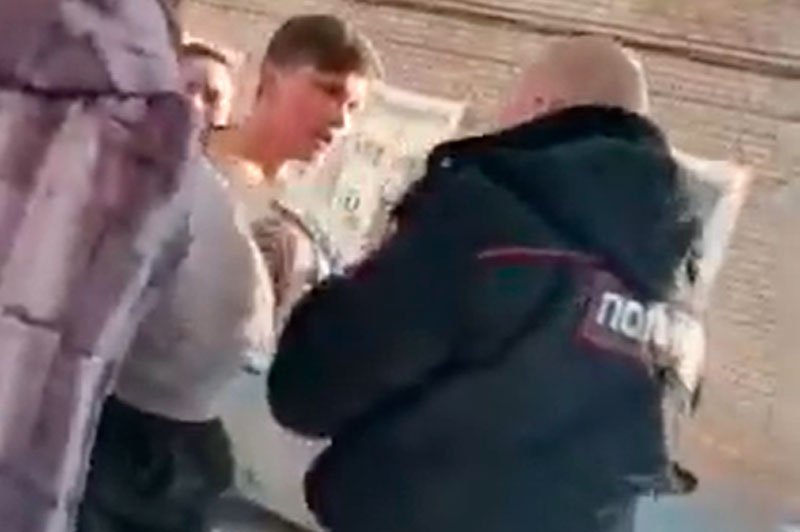 «Хорошо, я вас услышал». Как буйный парень в Каменске-Уральском обматерил полицейских, приехавших его усмирять. В выражениях не стеснялся