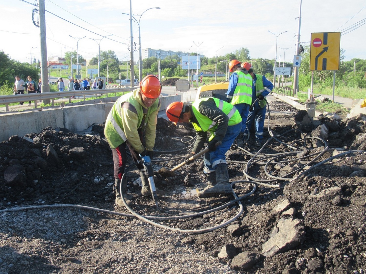Ремонт Байновского моста в Каменске-Уральском – день шестой. Рабочие чистят проезжую часть и готовятся «взяться за дело»...