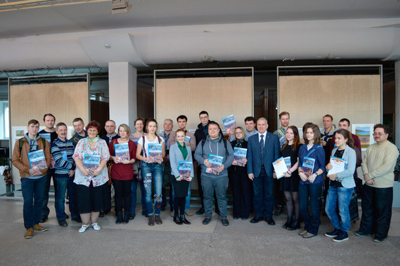 Маститые и фотографы-любители собрали свои снимки под обложкой подарочного издания в Каменске-Уральском. Получат его далеко не все