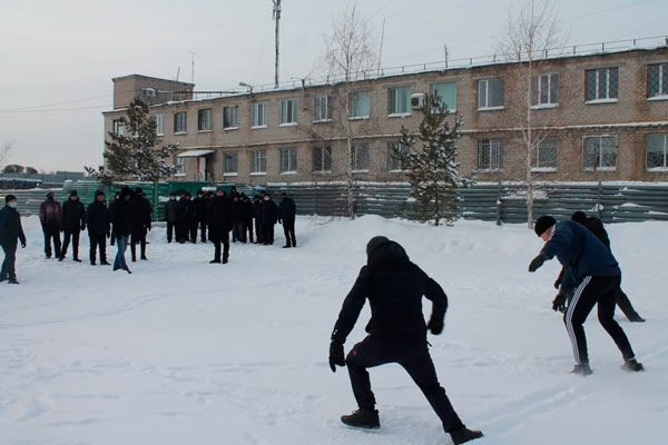 Осужденные колонии Каменска-Уральского в Рождество духовно обогащались — занимались спортом, слушали лекции и созерцали книги...